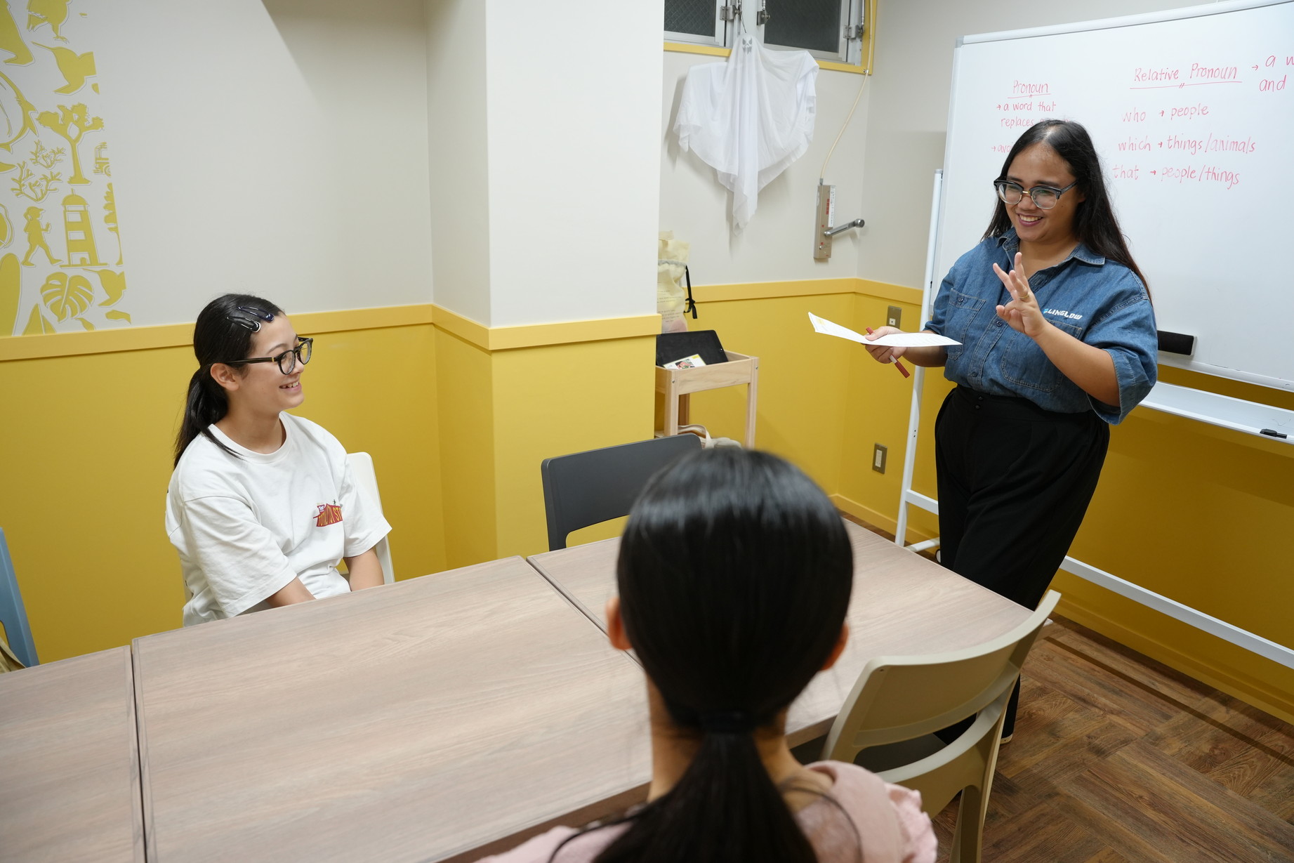 講師と生徒が楽しく学ぶ様子